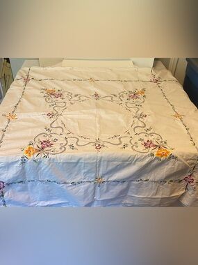 Beautiful Vintage Cotton / Floral Embroidered Tablecloth  58”x 46”